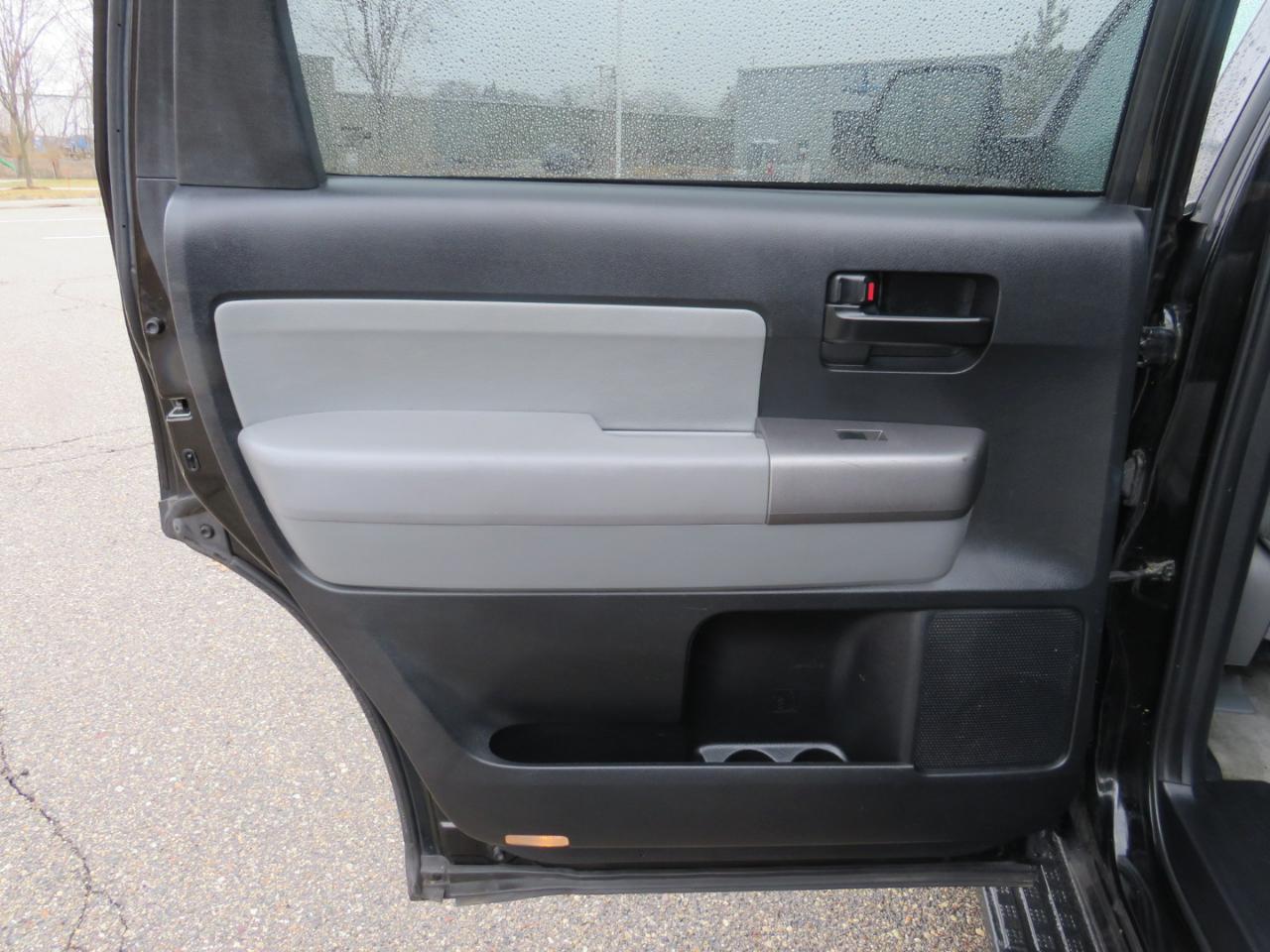 Toyota Sequoia SR5 5.7L 4WD FFV 2010