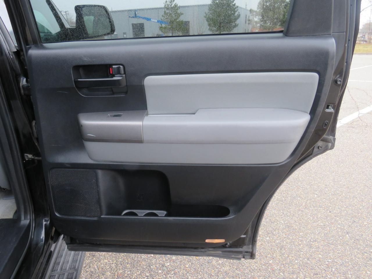 Toyota Sequoia SR5 5.7L 4WD FFV 2010