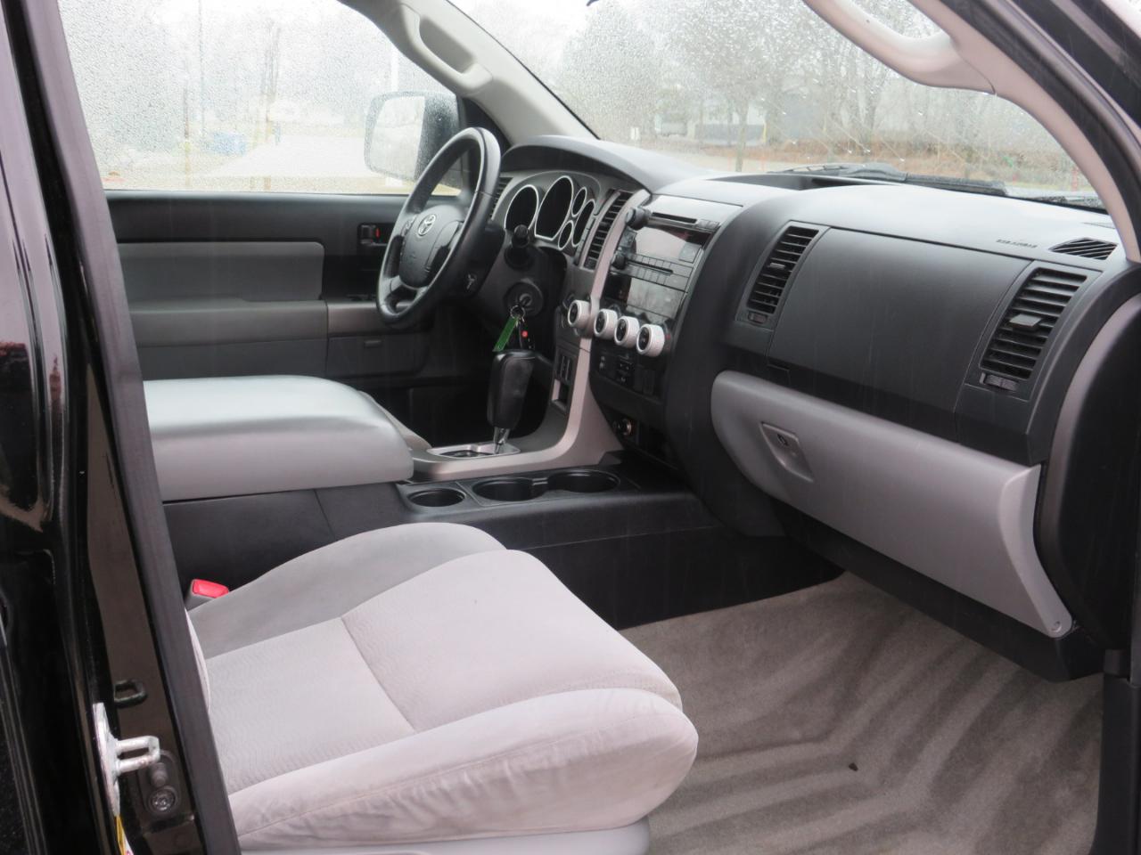 Toyota Sequoia SR5 5.7L 4WD FFV 2010