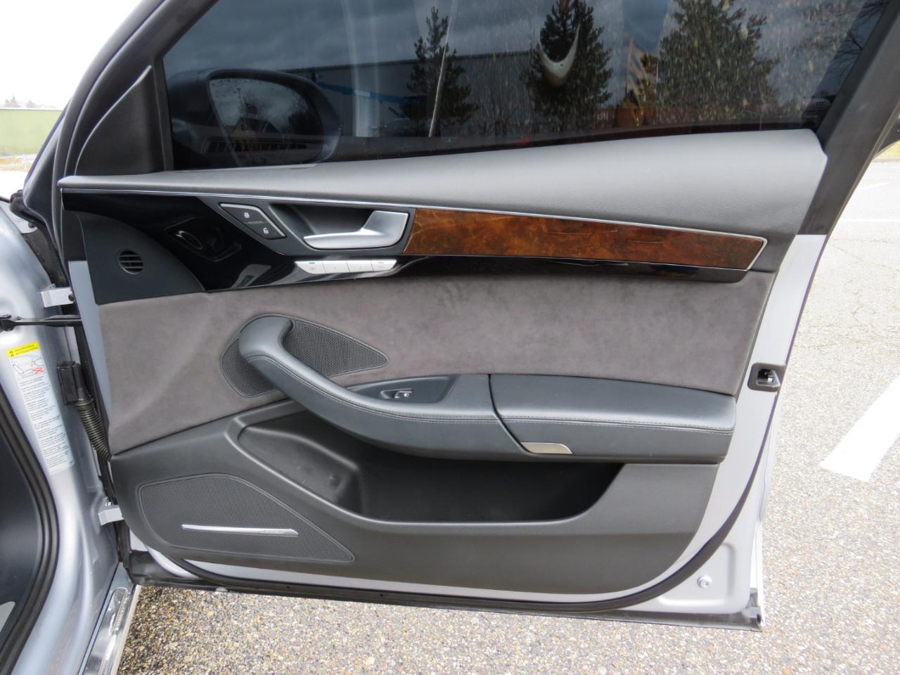 Audi A8 L 4.0T quattro 2015