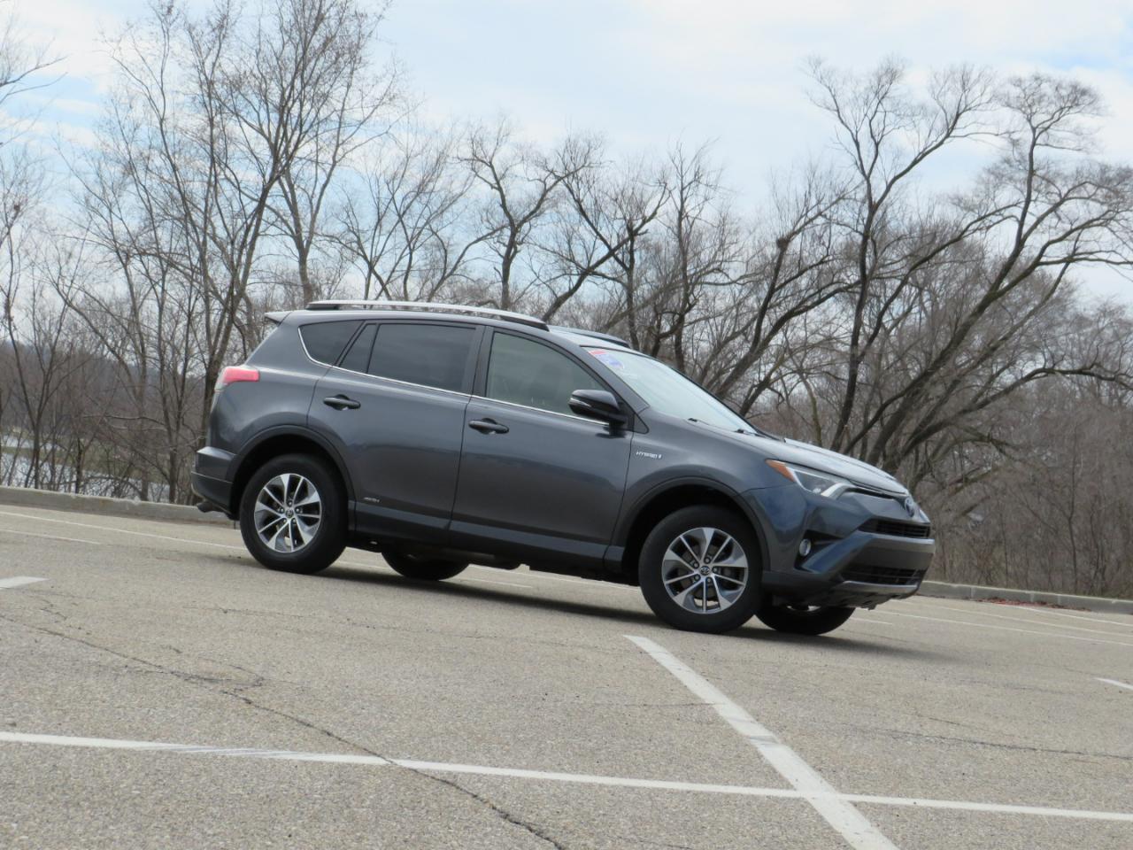 Toyota RAV4 Hybrid XLE AWD 2017