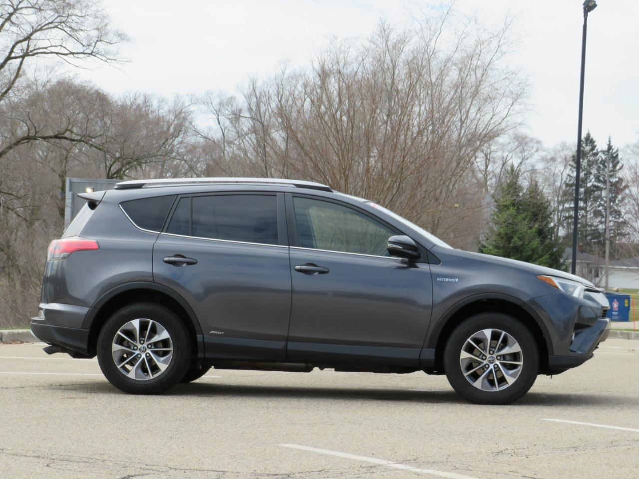 Toyota RAV4 Hybrid XLE AWD 2017