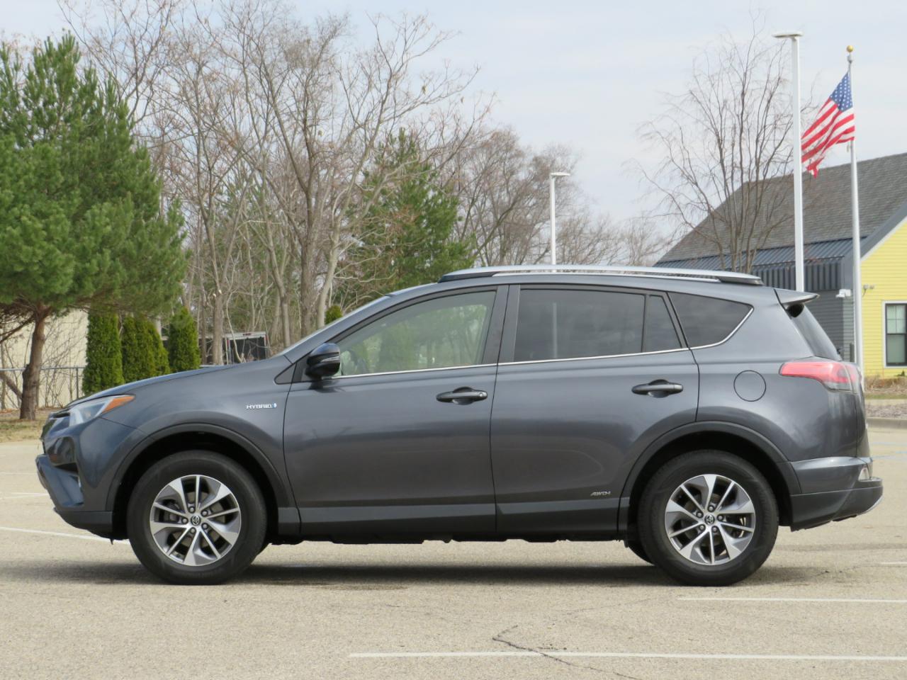 Toyota RAV4 Hybrid XLE AWD 2017