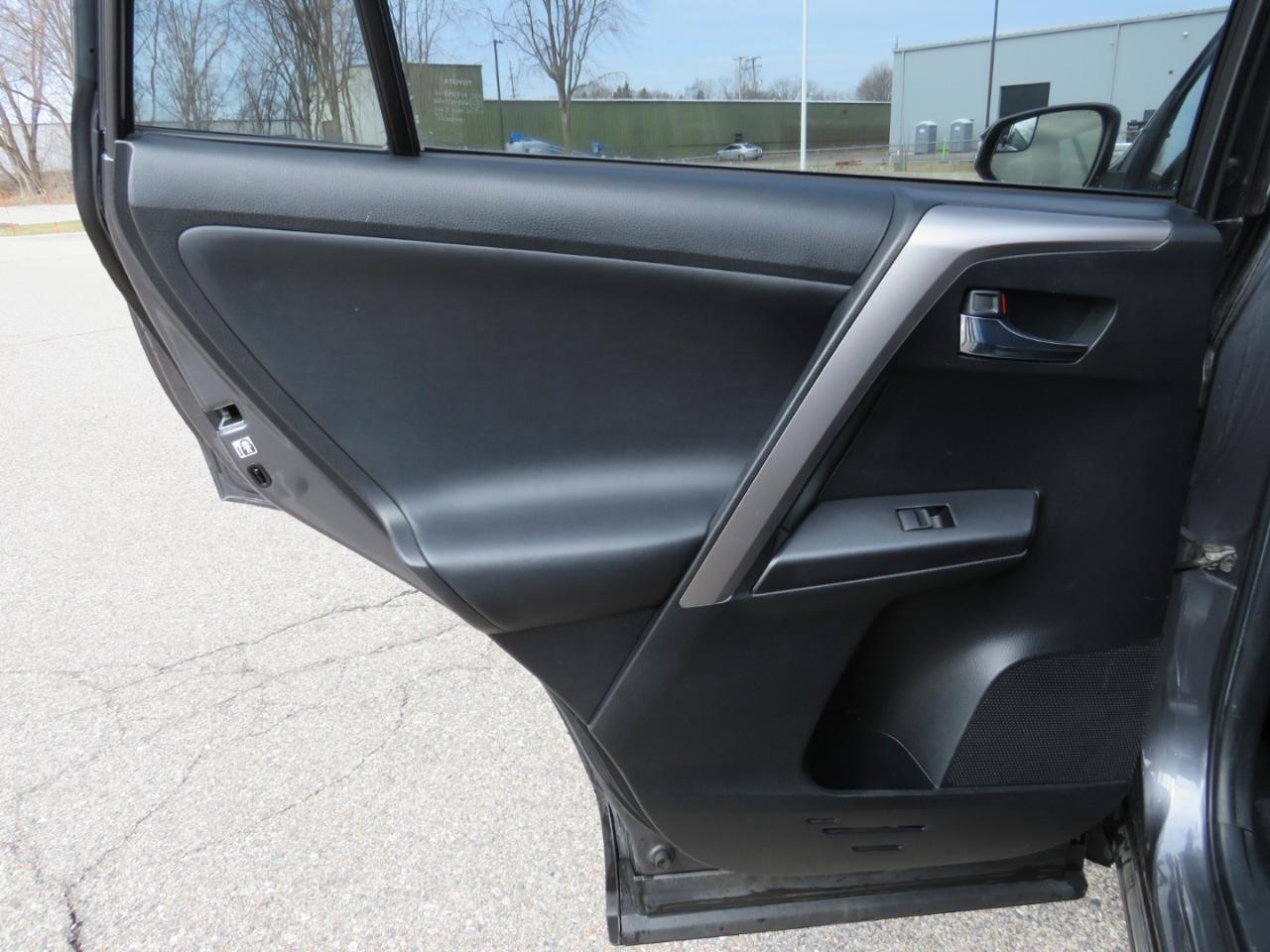 Toyota RAV4 Hybrid XLE AWD 2017