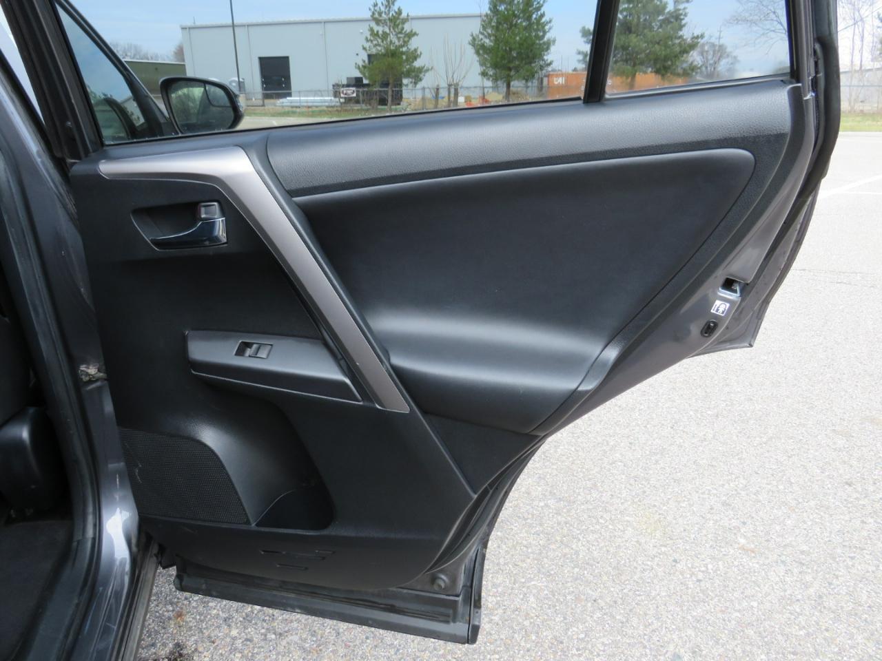 Toyota RAV4 Hybrid XLE AWD 2017