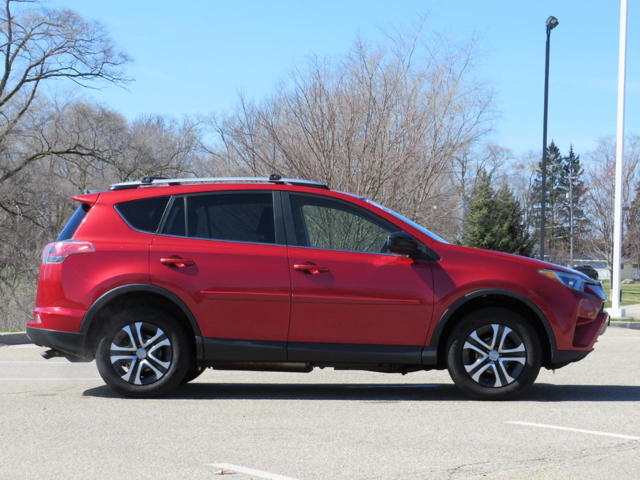 Toyota RAV4 LE AWD 2017