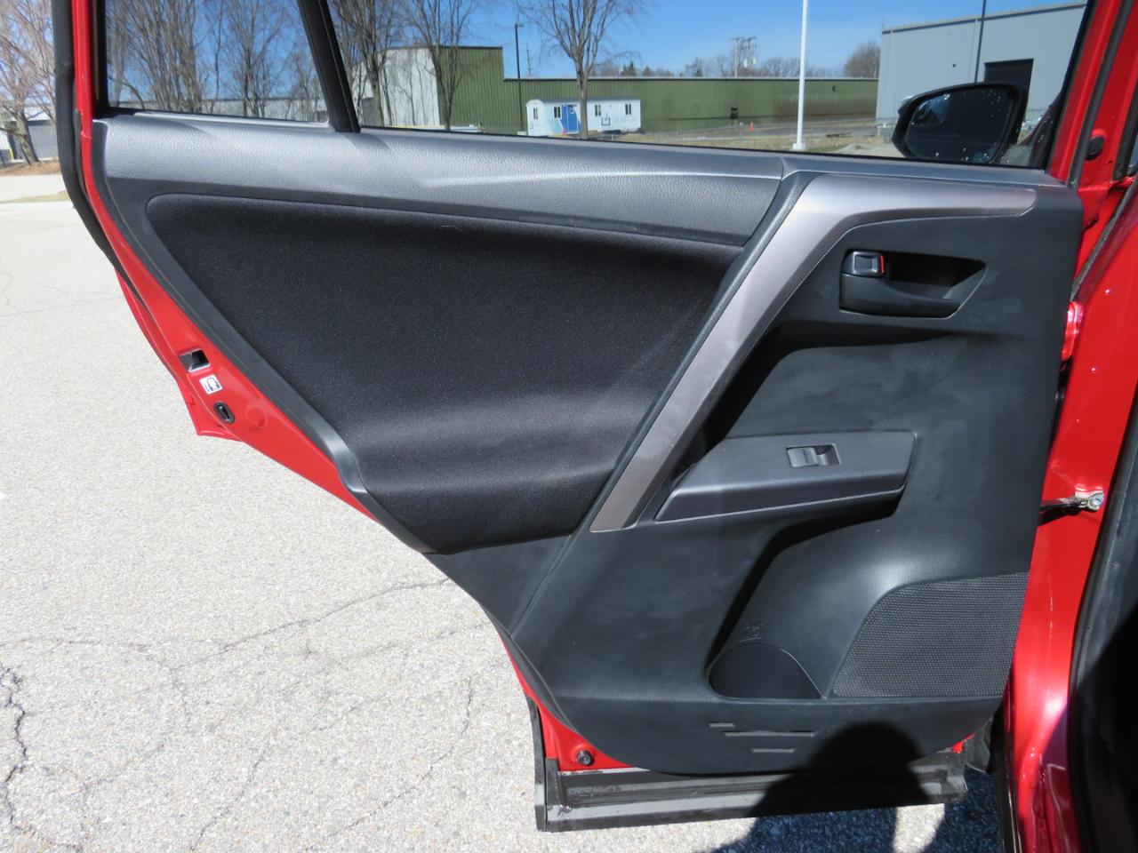 Toyota RAV4 LE AWD 2017