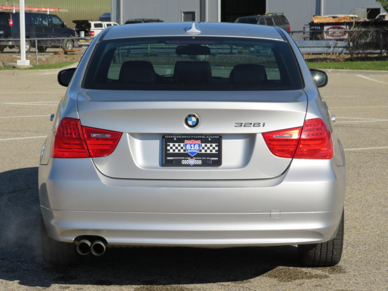 BMW 3-Series 328i xDrive 2011