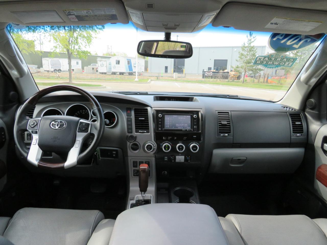 Toyota Sequoia Plantium 4WD FFV 2014
