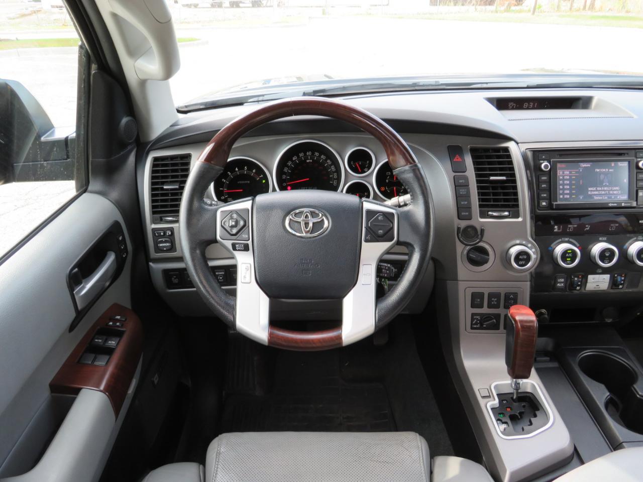 Toyota Sequoia Plantium 4WD FFV 2014