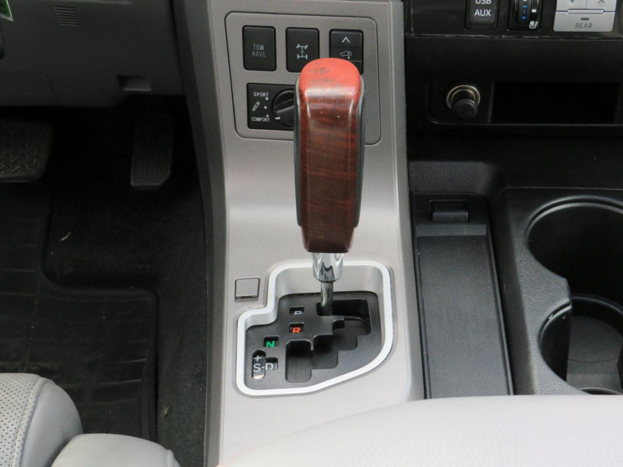 Toyota Sequoia Plantium 4WD FFV 2014