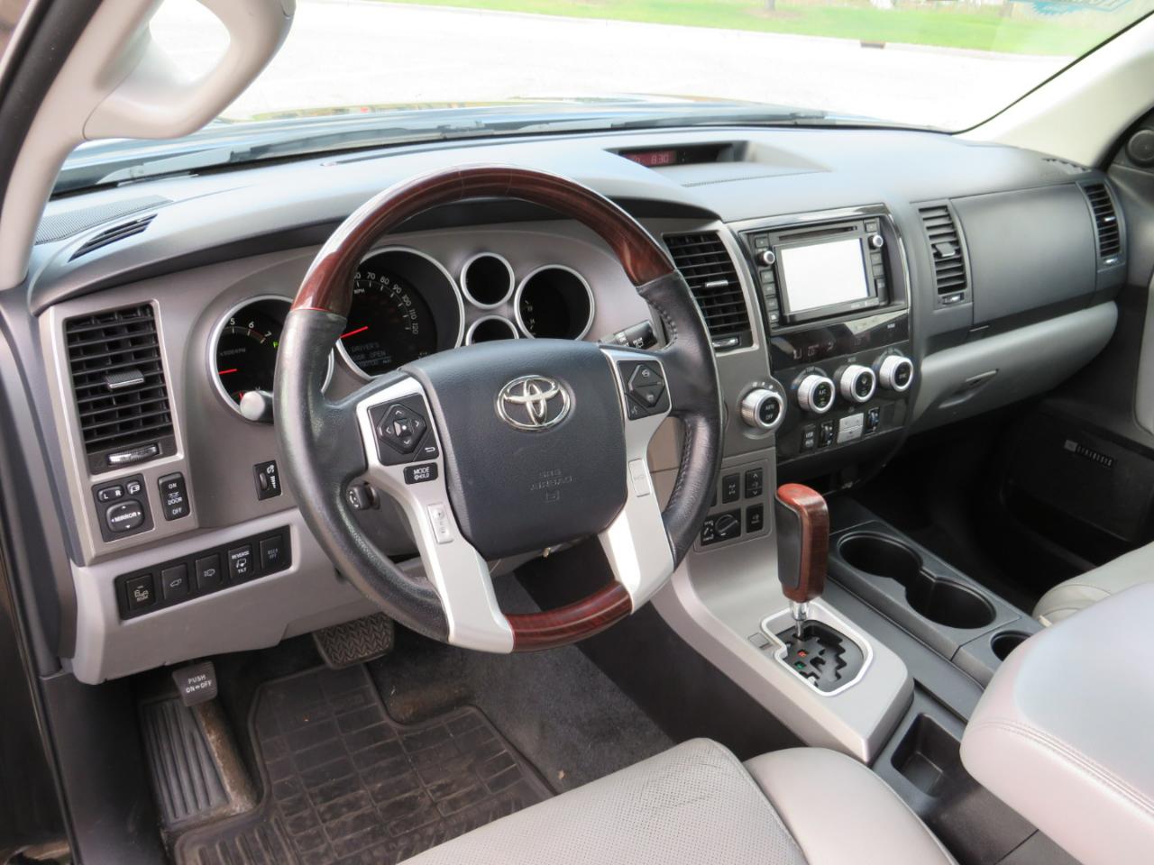 Toyota Sequoia Plantium 4WD FFV 2014