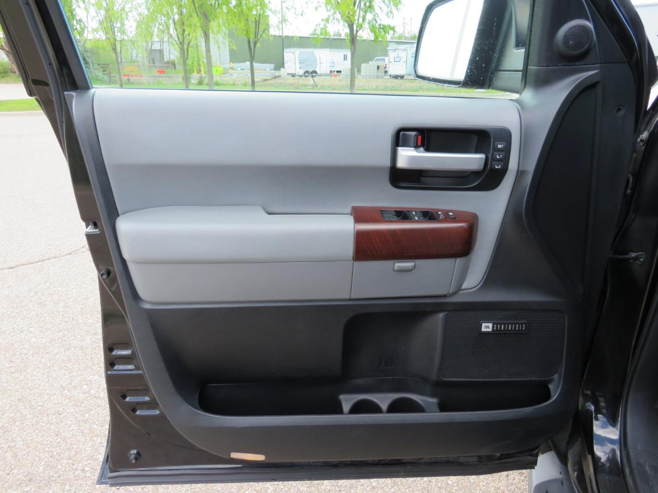 Toyota Sequoia Plantium 4WD FFV 2014