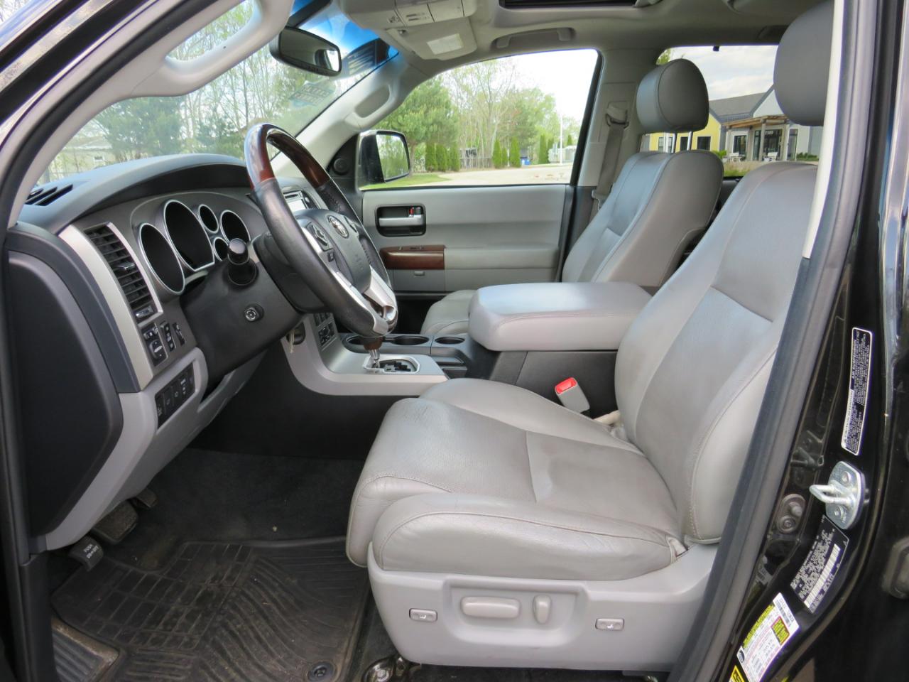 Toyota Sequoia Plantium 4WD FFV 2014