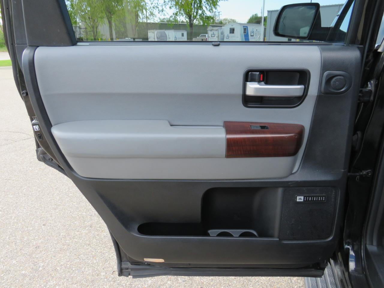 Toyota Sequoia Plantium 4WD FFV 2014
