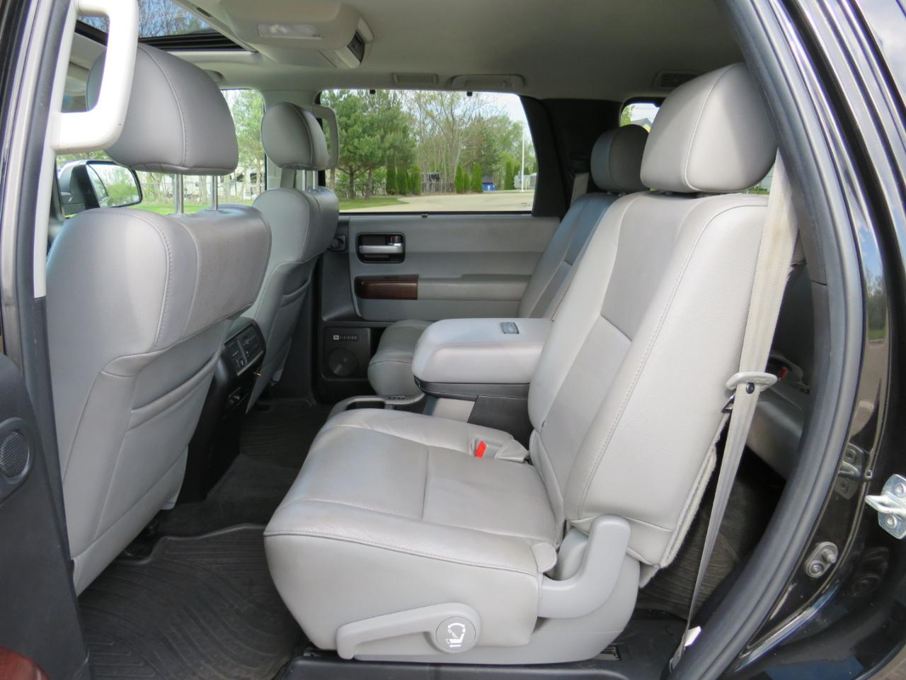 Toyota Sequoia Plantium 4WD FFV 2014