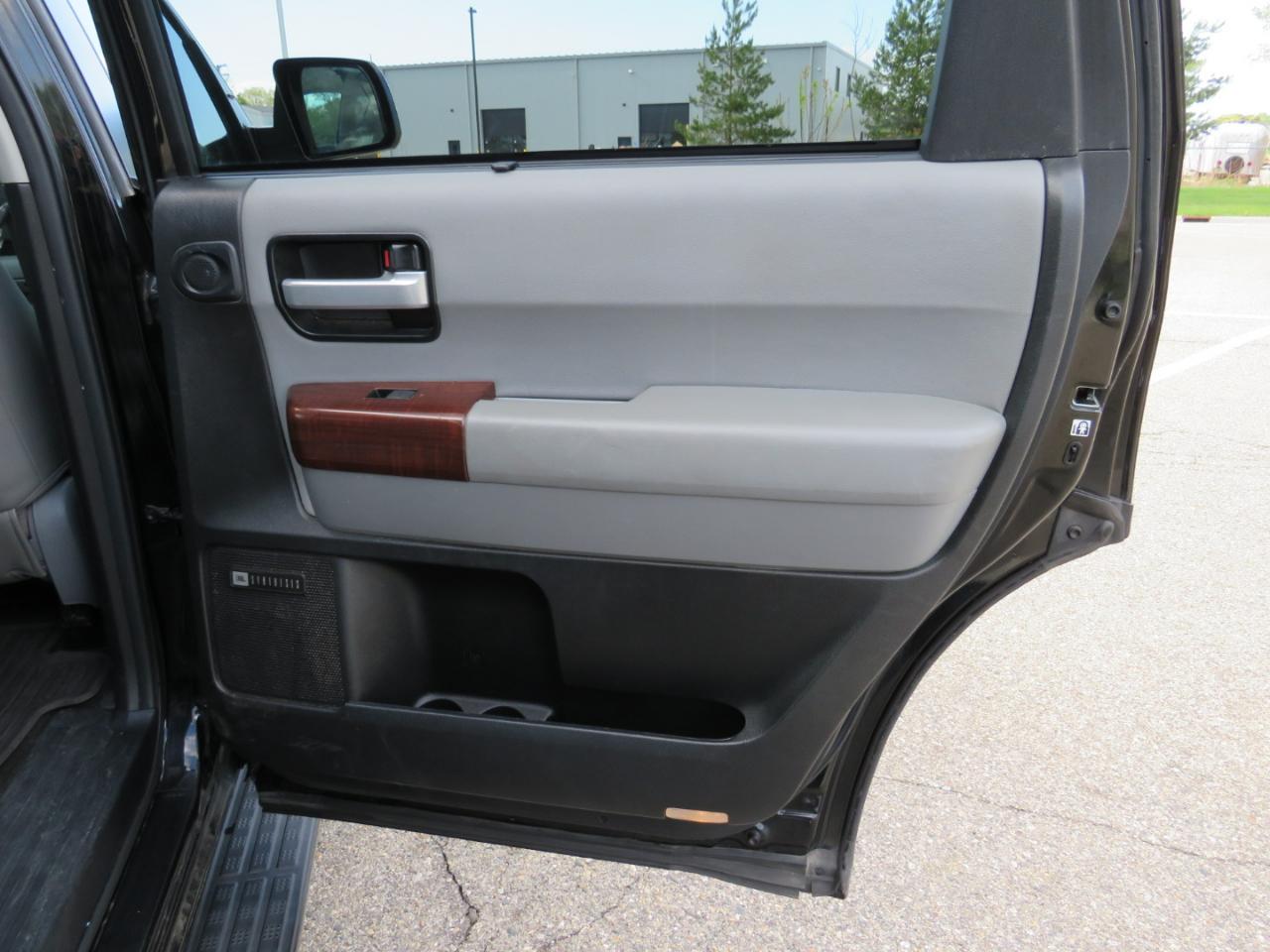 Toyota Sequoia Plantium 4WD FFV 2014