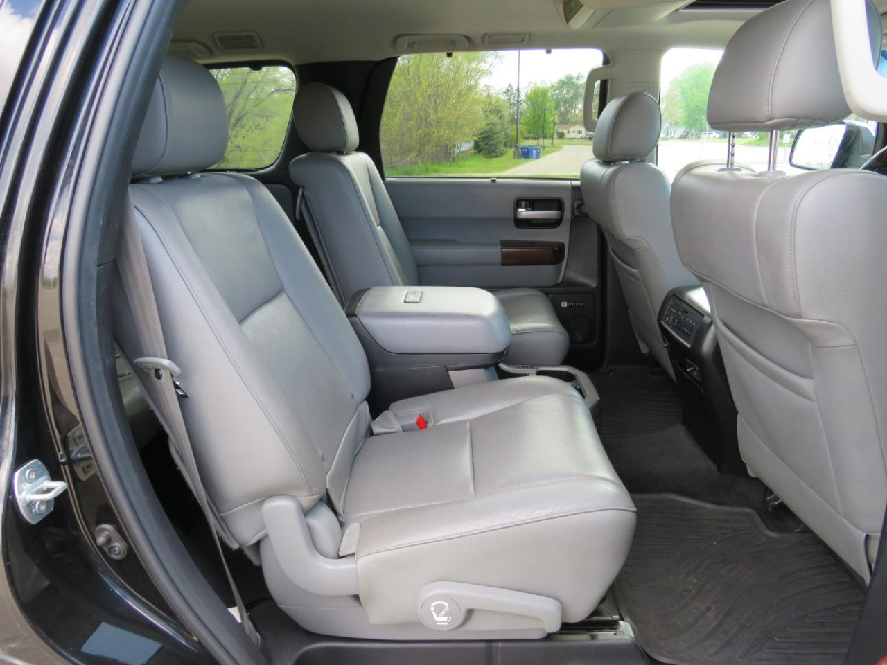 Toyota Sequoia Plantium 4WD FFV 2014