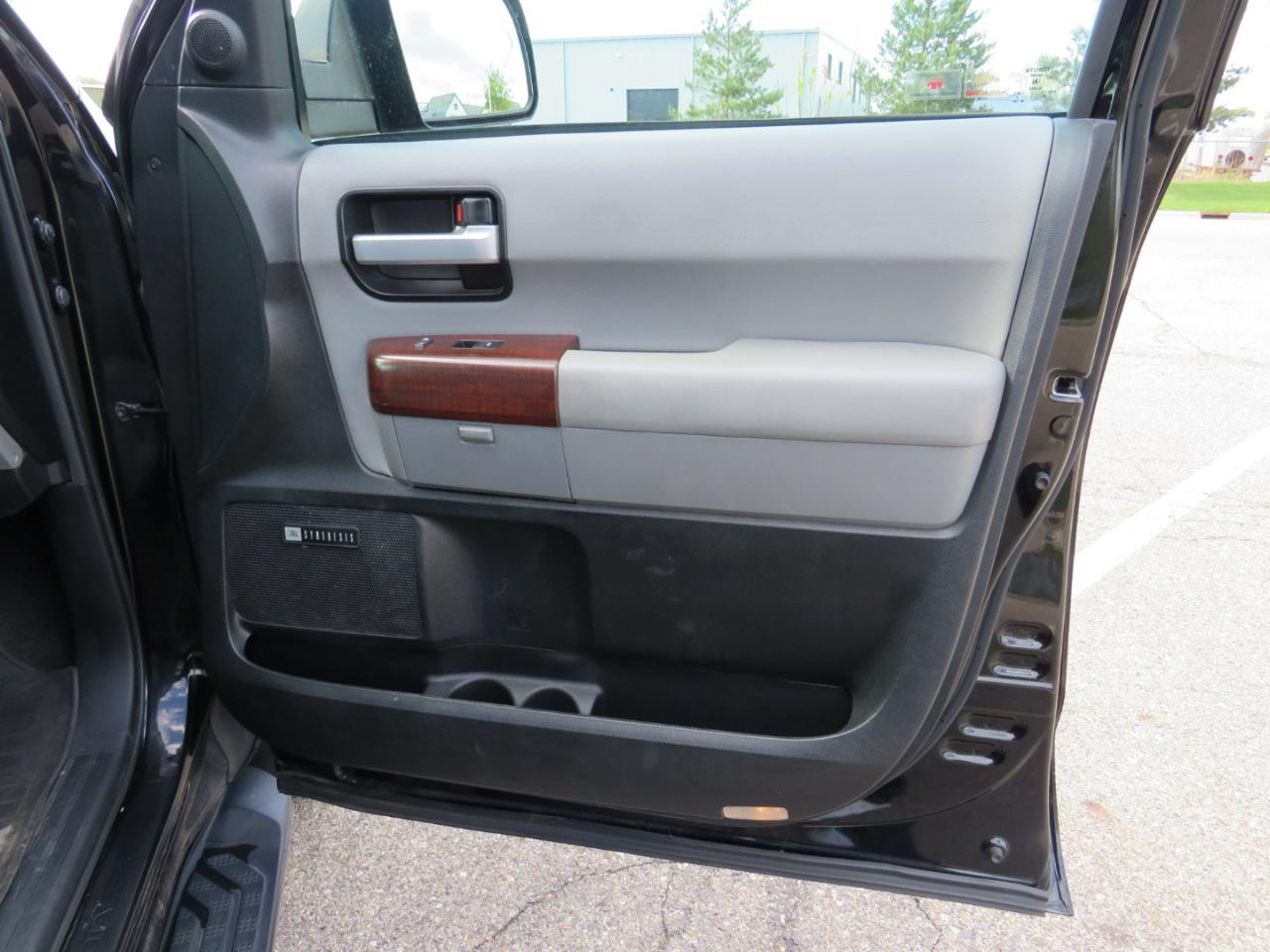Toyota Sequoia Plantium 4WD FFV 2014