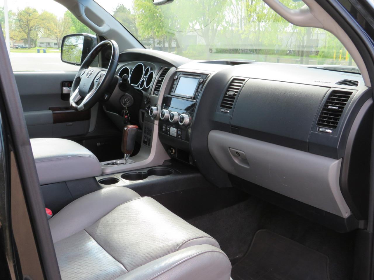 Toyota Sequoia Plantium 4WD FFV 2014