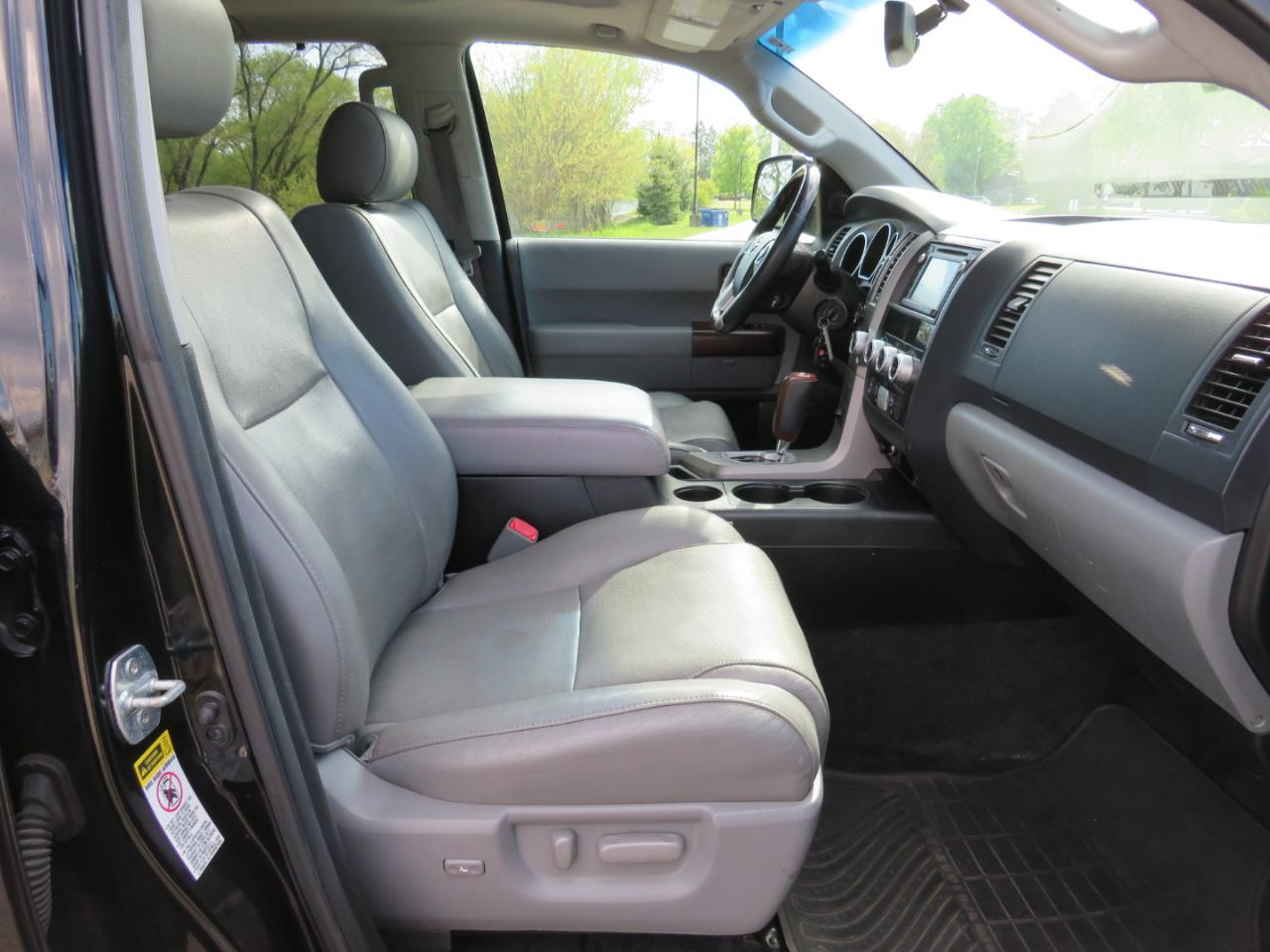 Toyota Sequoia Plantium 4WD FFV 2014