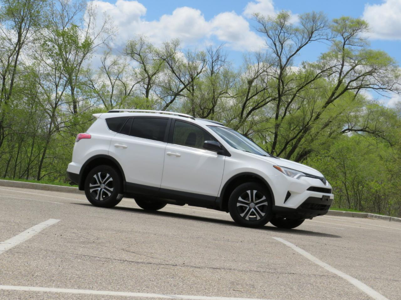 Toyota RAV4 LE AWD 2017