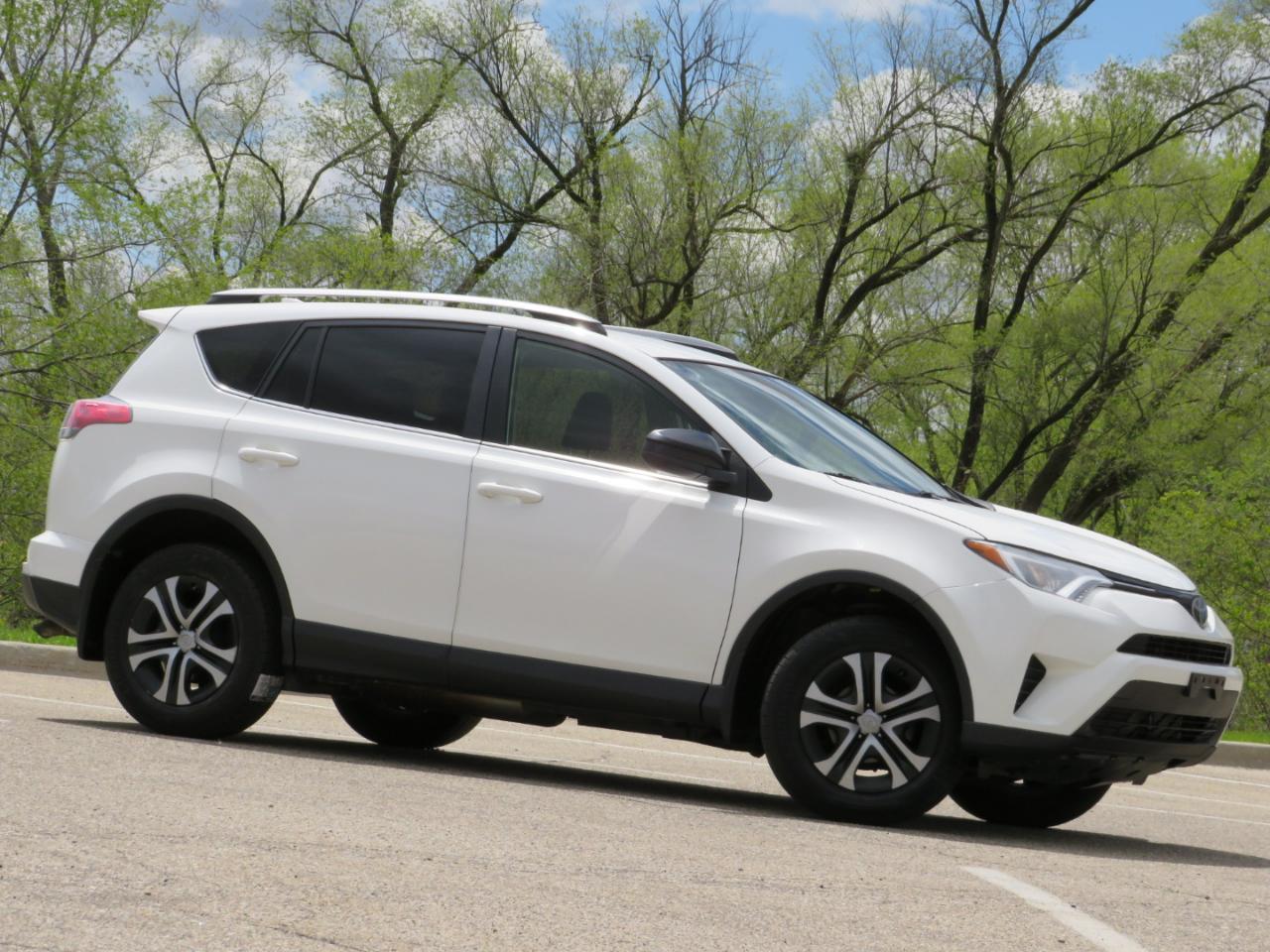 Toyota RAV4 LE AWD 2017