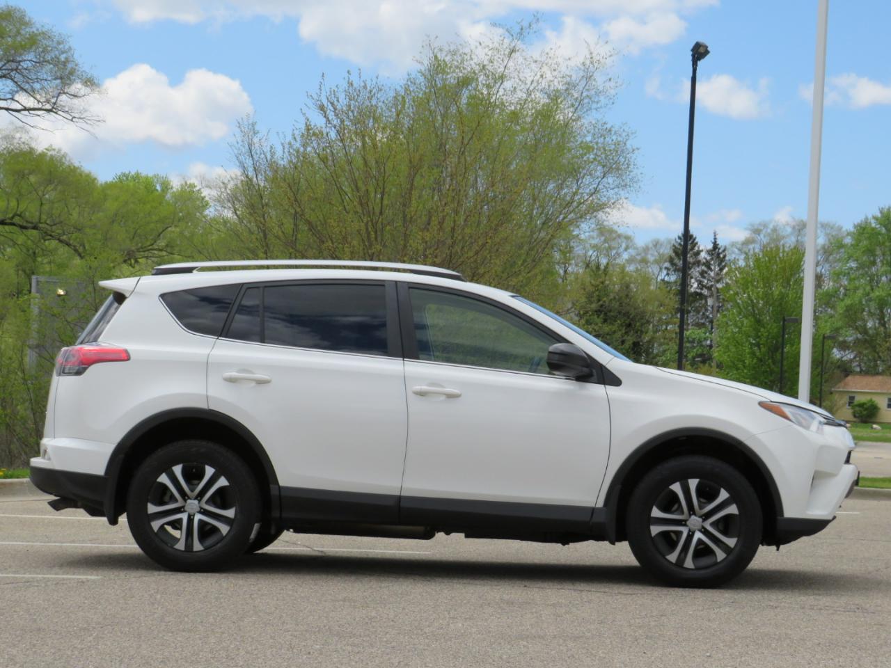 Toyota RAV4 LE AWD 2017