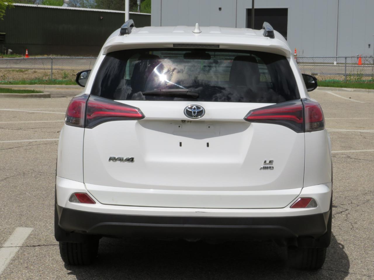 Toyota RAV4 LE AWD 2017