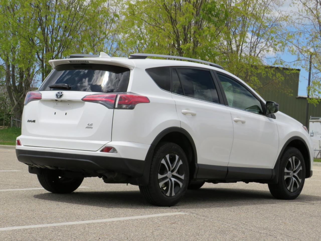 Toyota RAV4 LE AWD 2017