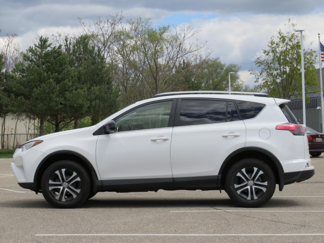 Toyota RAV4 LE AWD 2017