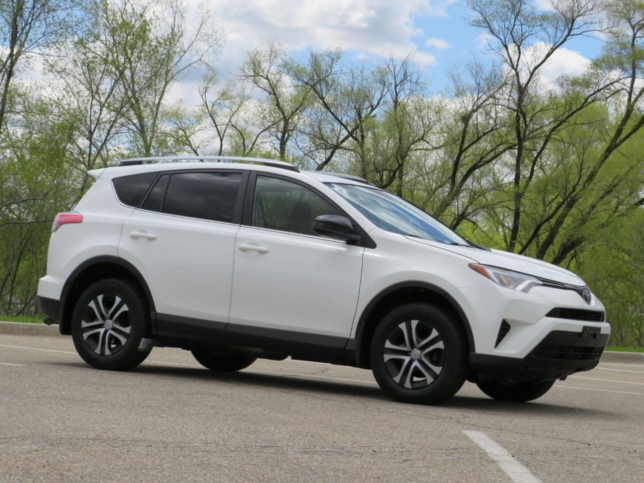 Toyota RAV4 LE AWD 2017