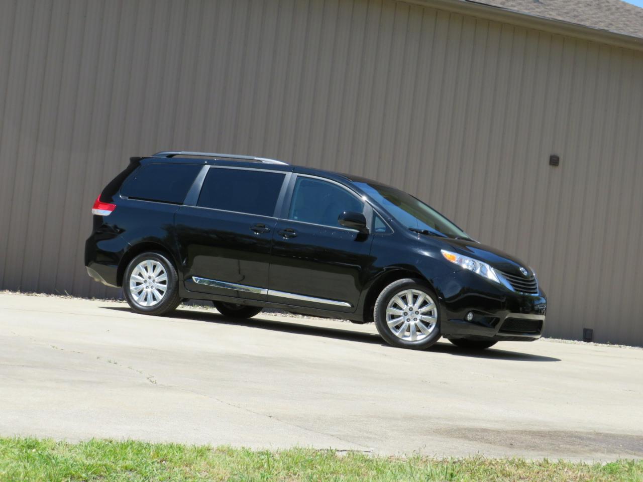 Toyota Sienna XLE AWD 7-Pass V6 2011