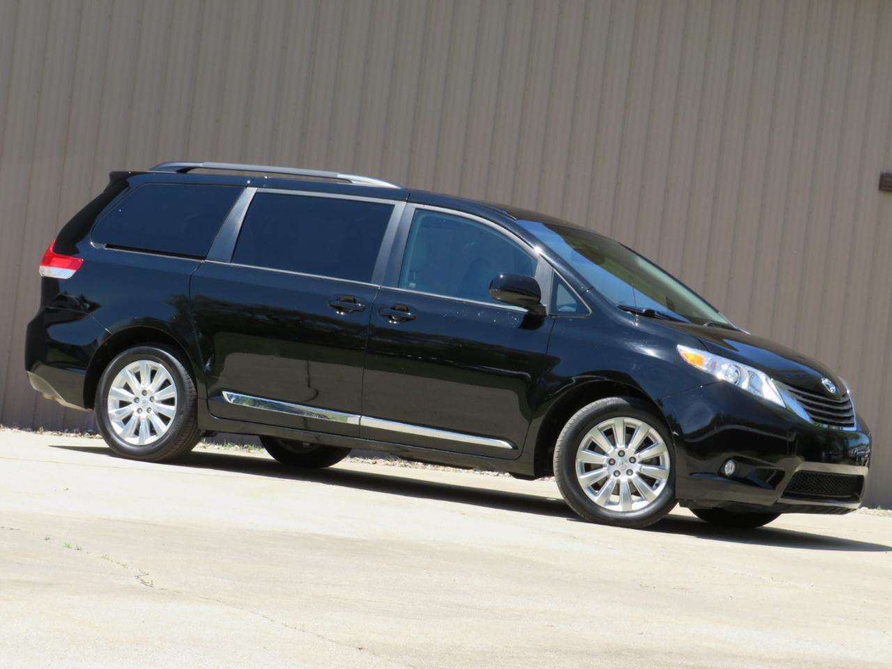 Toyota Sienna XLE AWD 7-Pass V6 2011