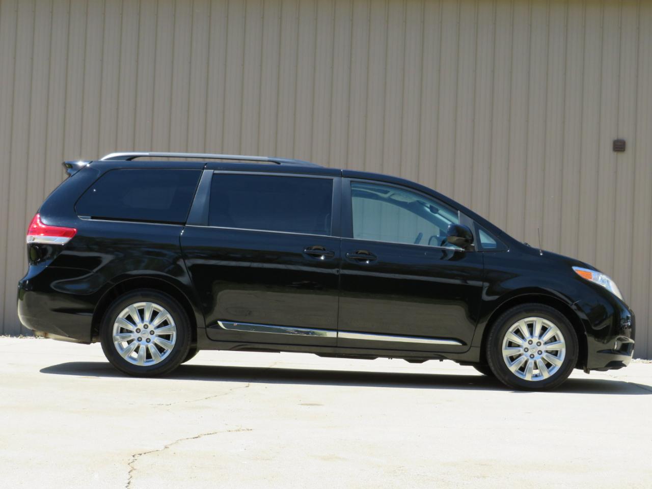 Toyota Sienna XLE AWD 7-Pass V6 2011