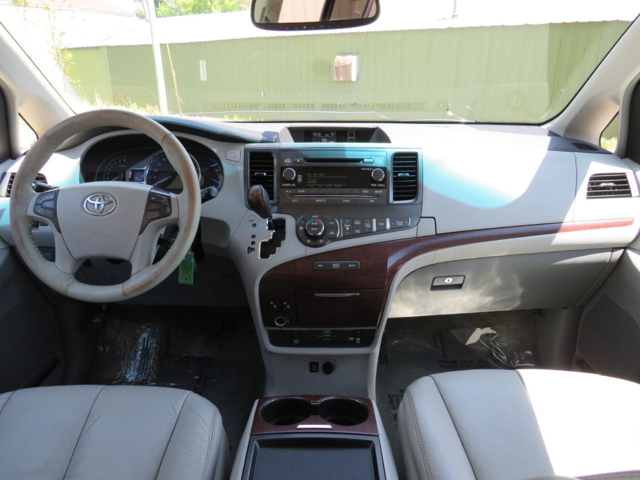 Toyota Sienna XLE AWD 7-Pass V6 2011