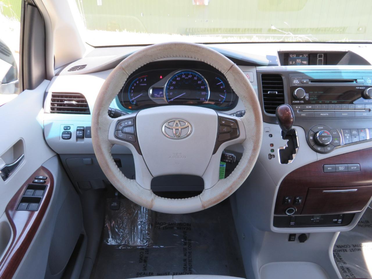 Toyota Sienna XLE AWD 7-Pass V6 2011