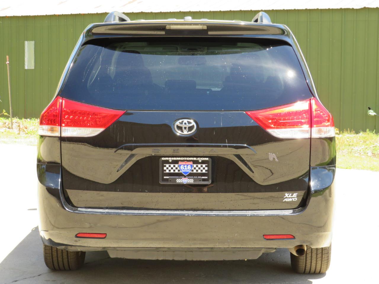 Toyota Sienna XLE AWD 7-Pass V6 2011