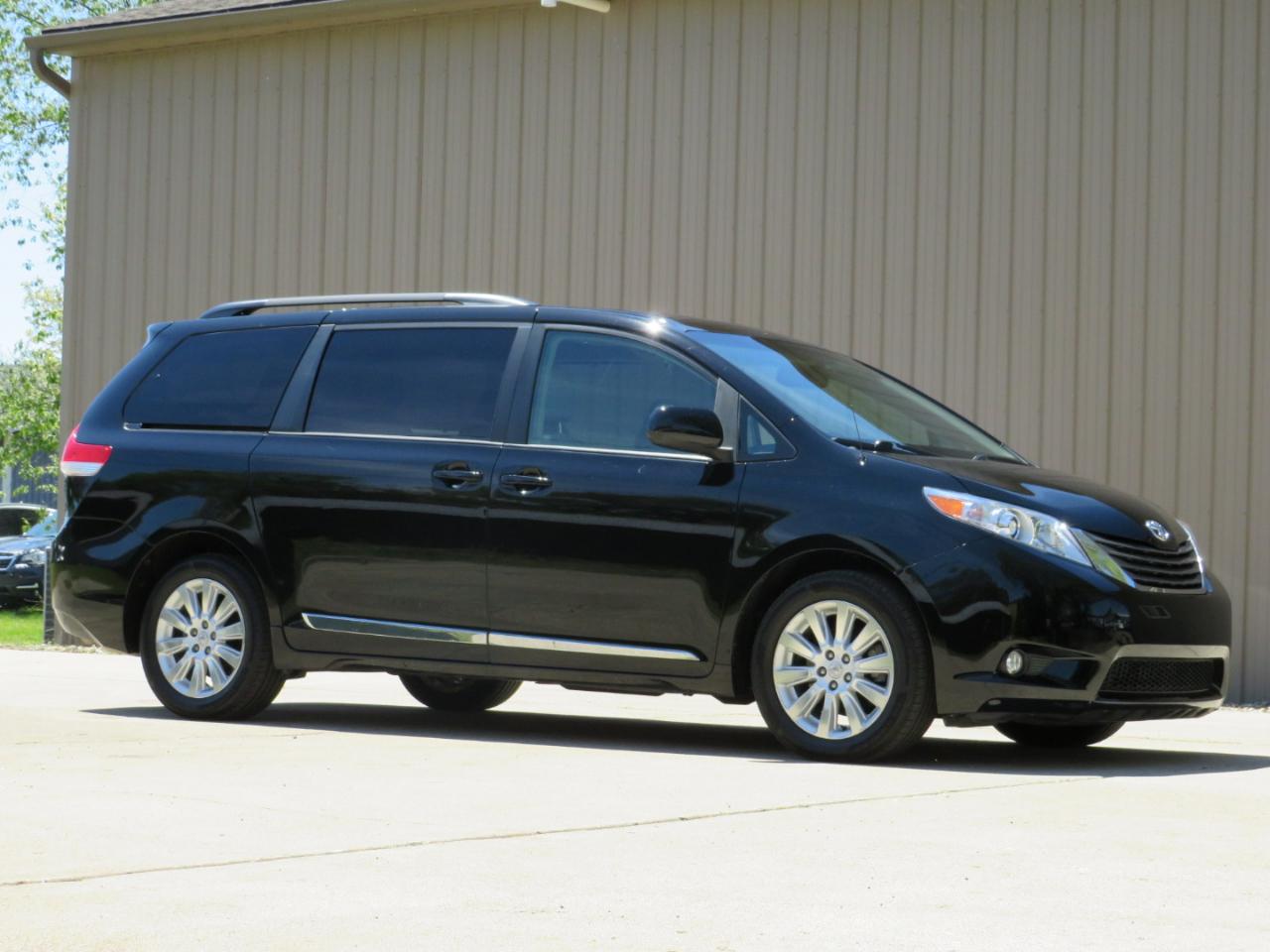 Toyota Sienna XLE AWD 7-Pass V6 2011
