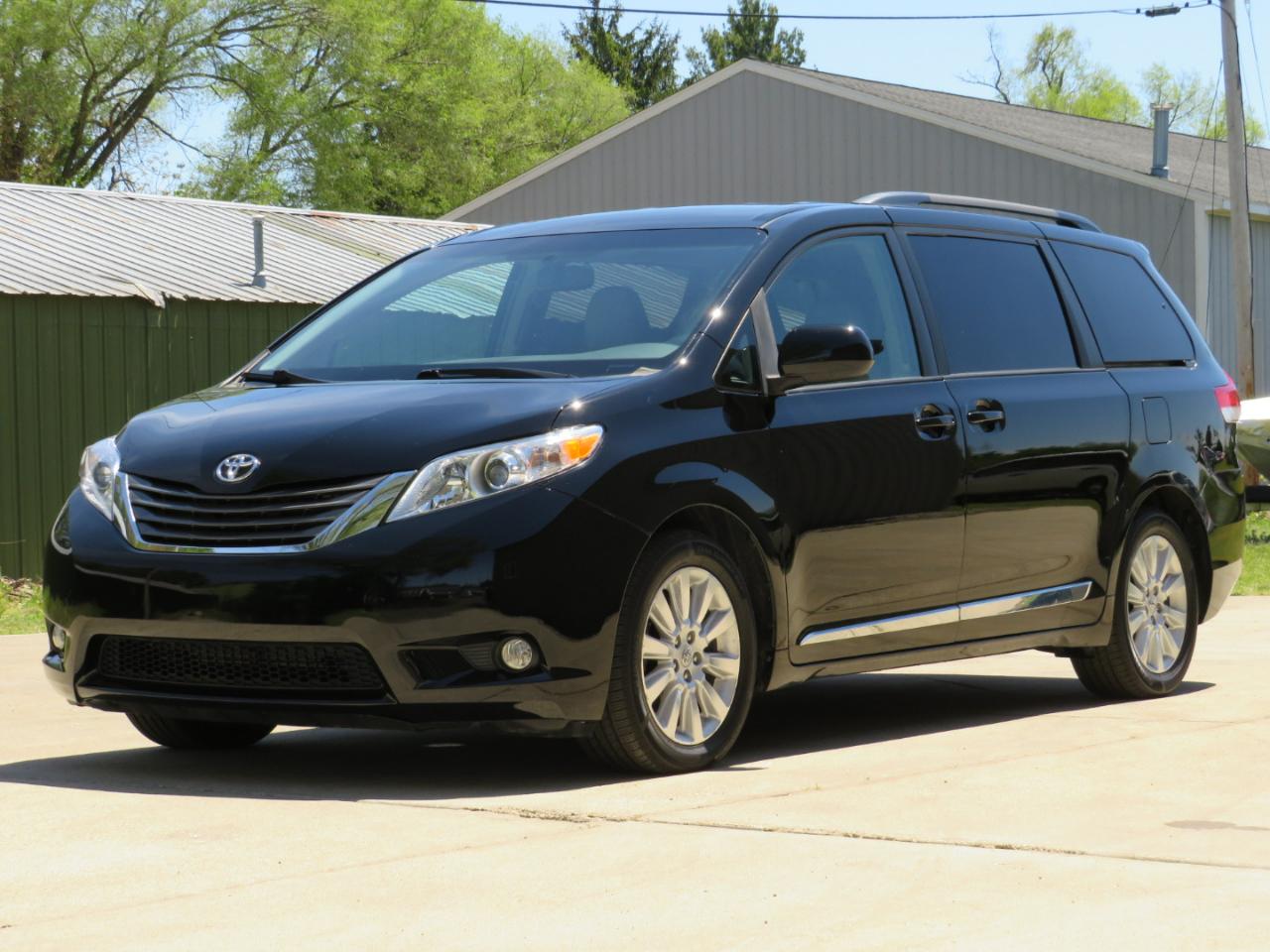 Toyota Sienna XLE AWD 7-Pass V6 2011