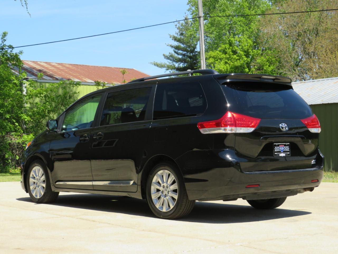 Toyota Sienna XLE AWD 7-Pass V6 2011
