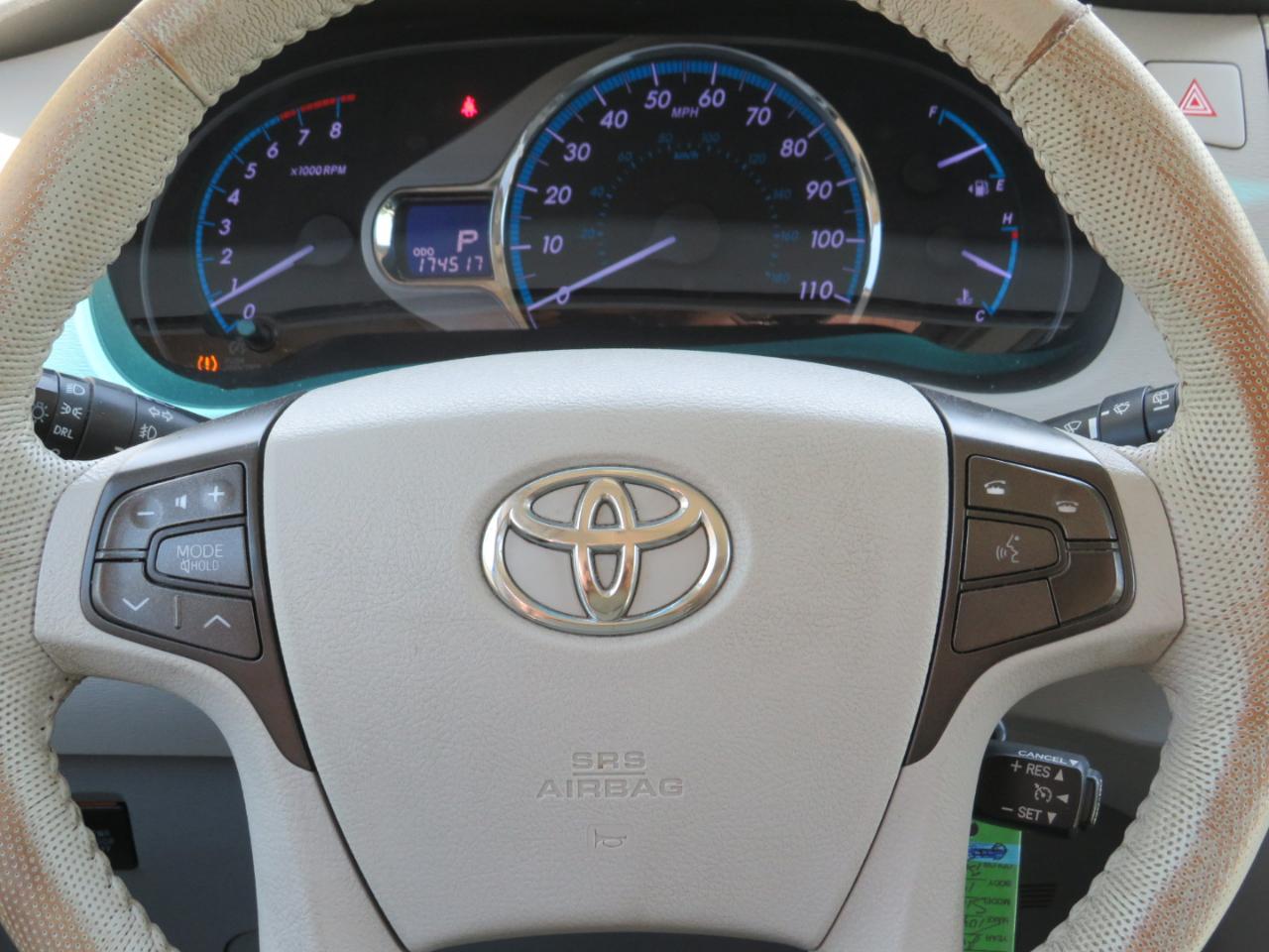 Toyota Sienna XLE AWD 7-Pass V6 2011