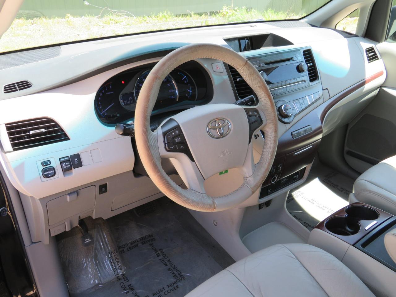 Toyota Sienna XLE AWD 7-Pass V6 2011
