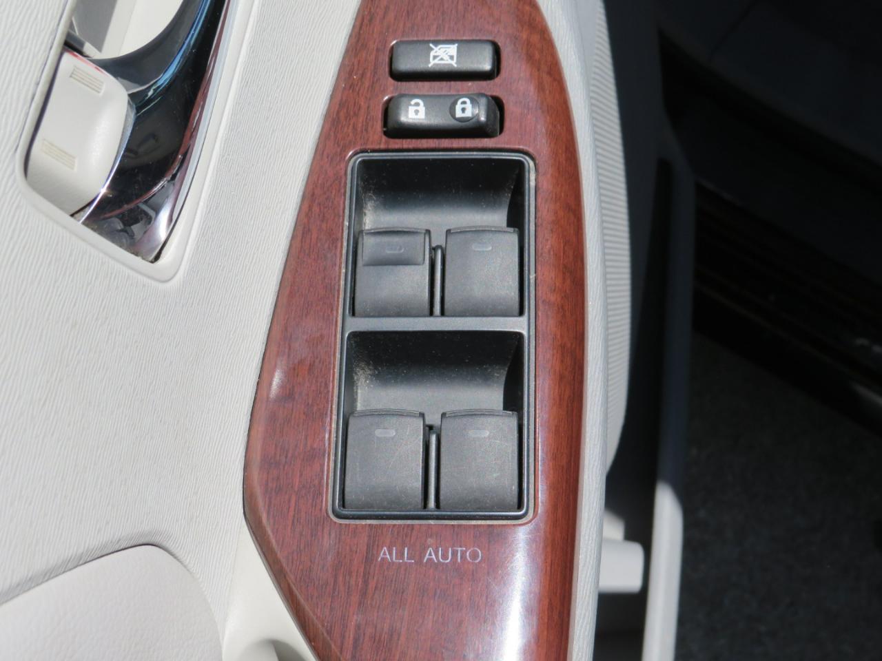 Toyota Sienna XLE AWD 7-Pass V6 2011