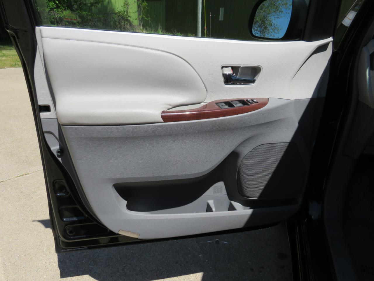 Toyota Sienna XLE AWD 7-Pass V6 2011