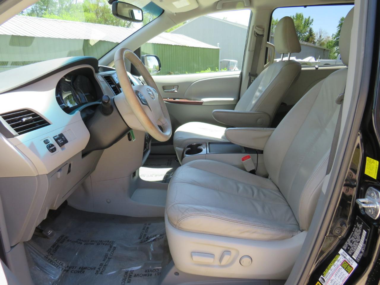 Toyota Sienna XLE AWD 7-Pass V6 2011