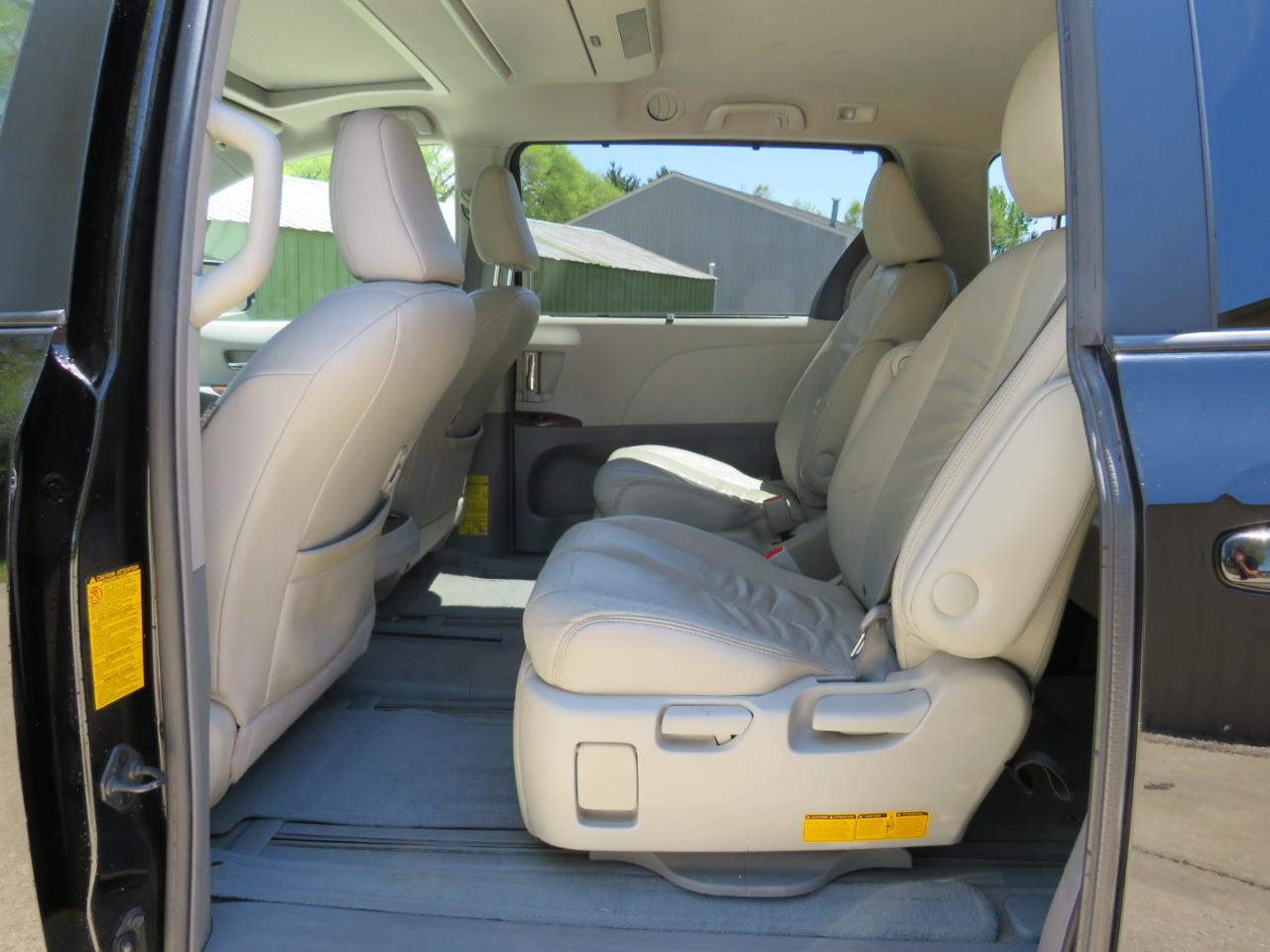 Toyota Sienna XLE AWD 7-Pass V6 2011