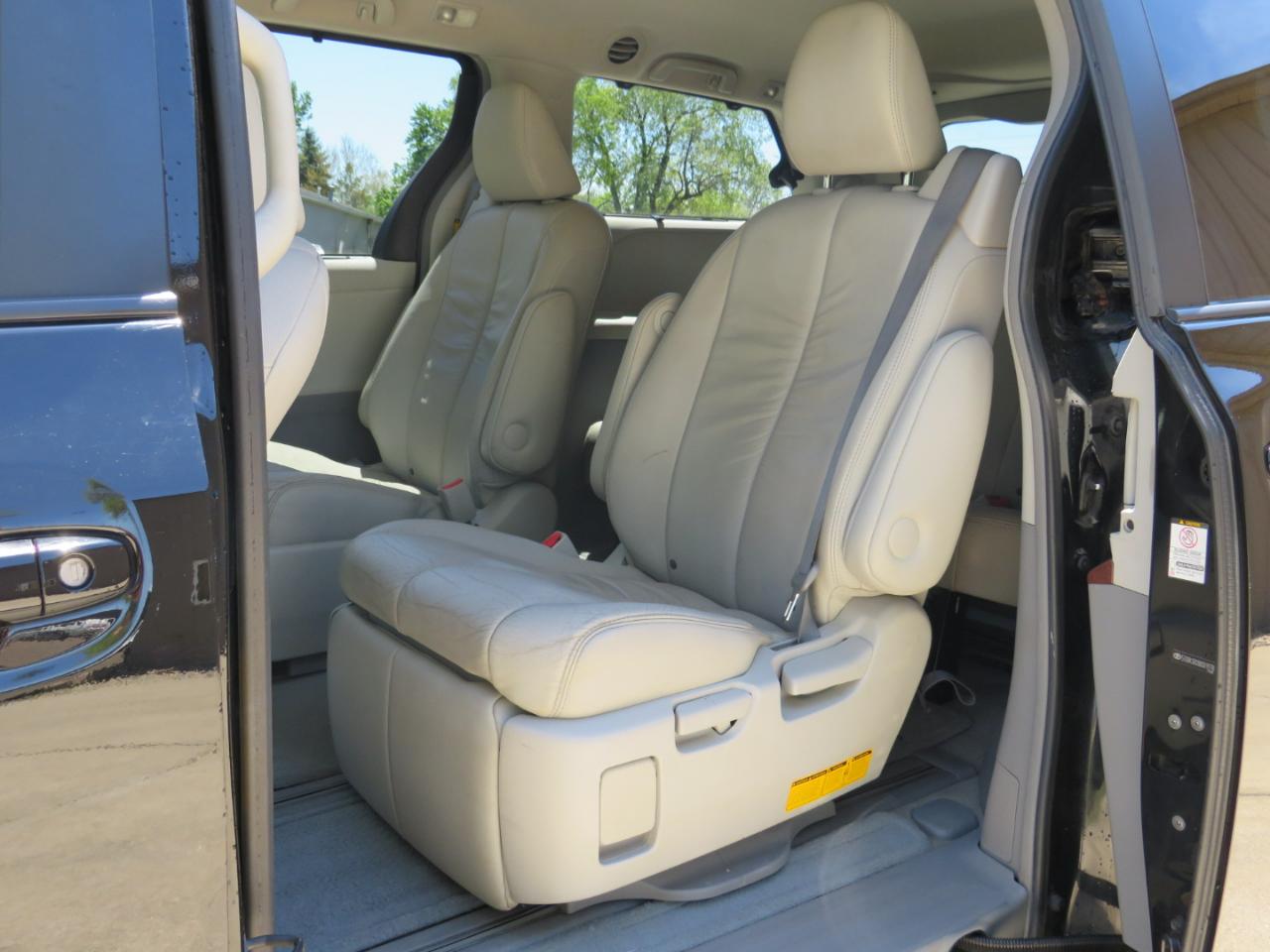 Toyota Sienna XLE AWD 7-Pass V6 2011