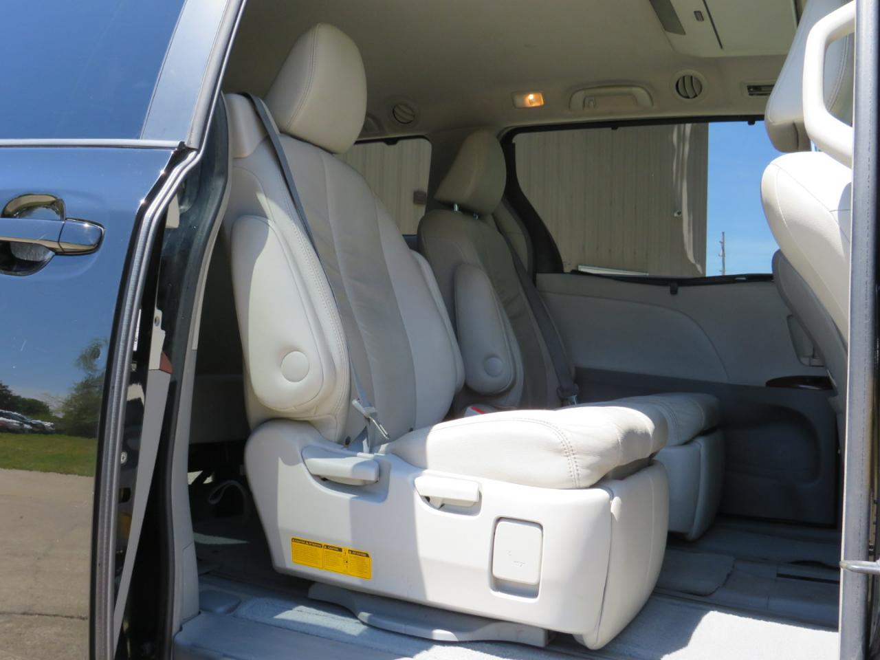 Toyota Sienna XLE AWD 7-Pass V6 2011