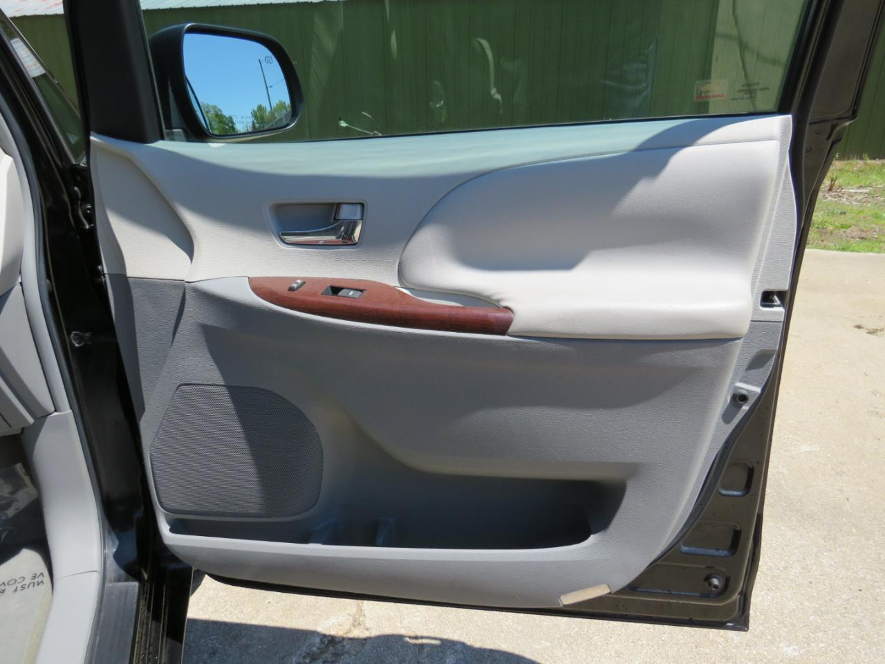 Toyota Sienna XLE AWD 7-Pass V6 2011
